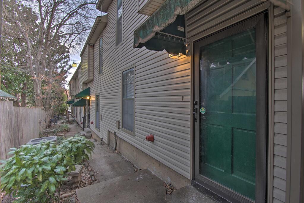 Townhome W/Fireplace, Walk To Shops + Dining! - thumb 2