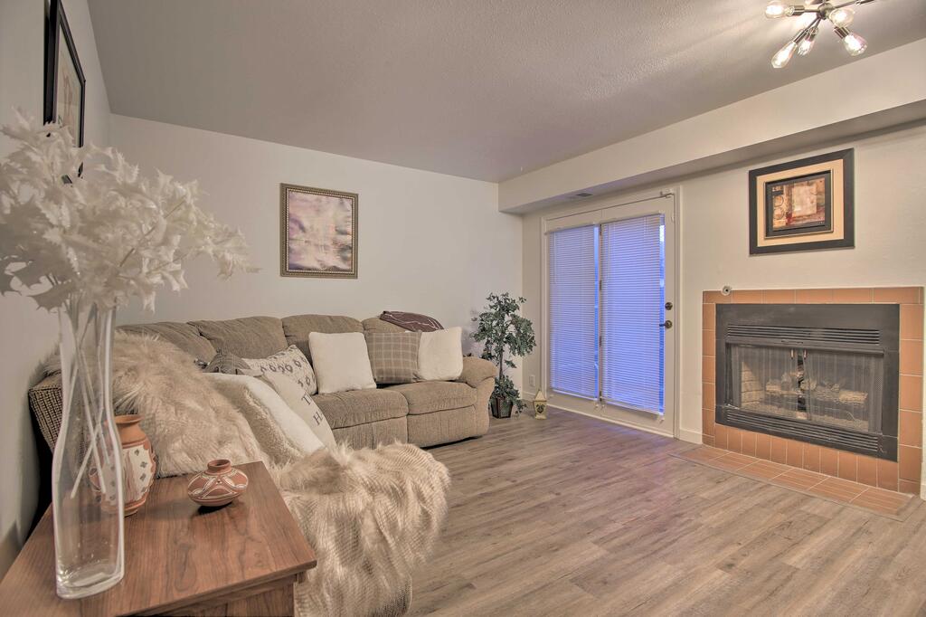 Townhome W/Fireplace, Walk To Shops + Dining! - thumb 3