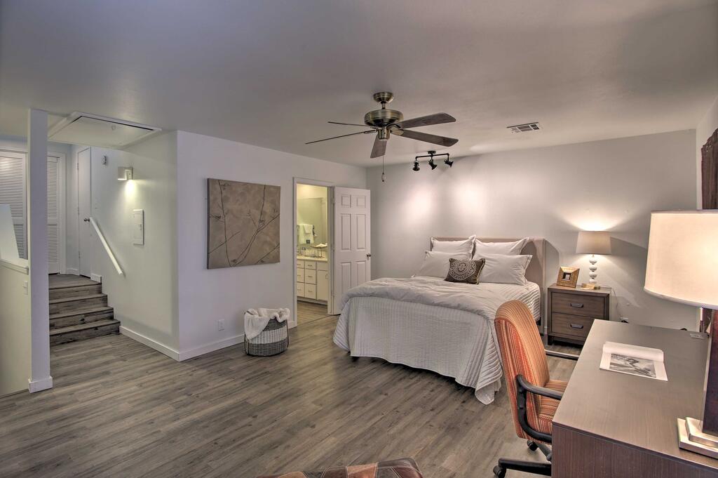 Townhome W/Fireplace, Walk To Shops + Dining! - thumb 1