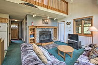 Townhouse on 18-Hole Golf Course with Pool Tourism Bookings
