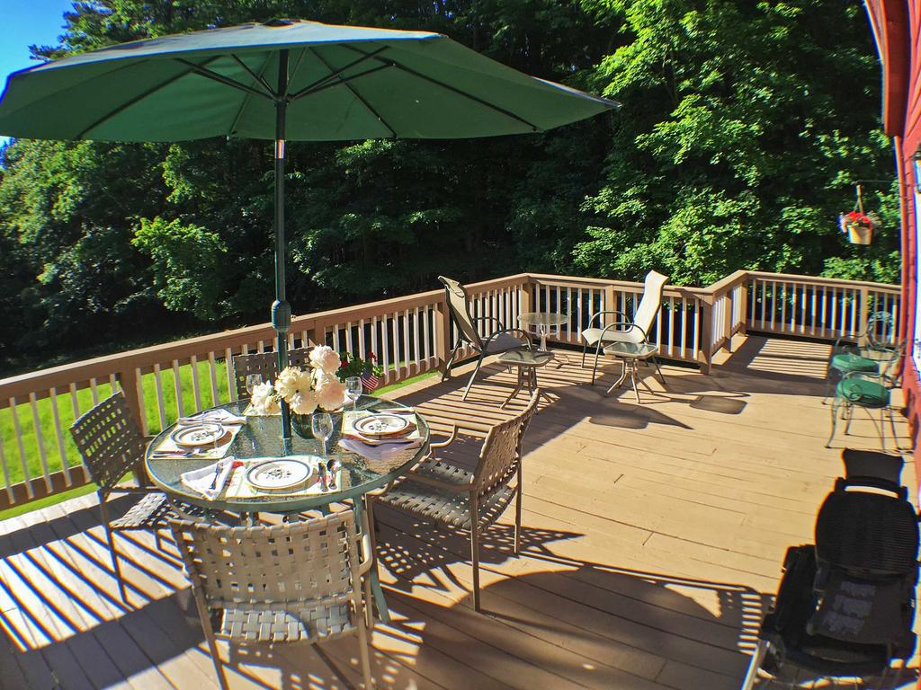 Tranquil 3BR Stockbridge House With Private Deck - thumb 3