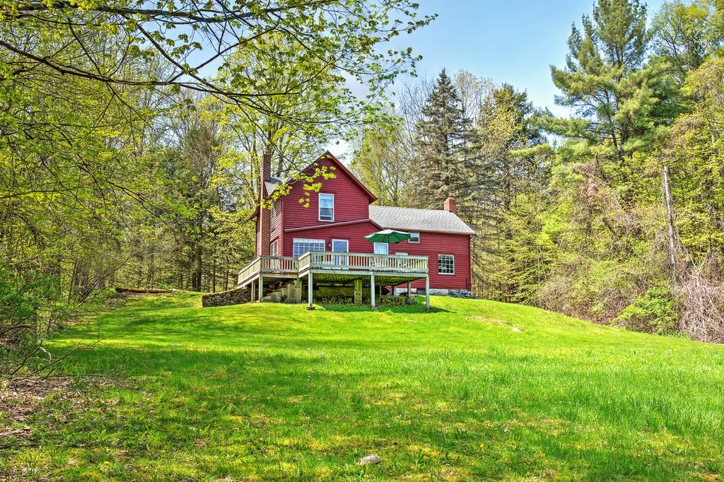 Tranquil 3BR Stockbridge House With Private Deck - thumb 2