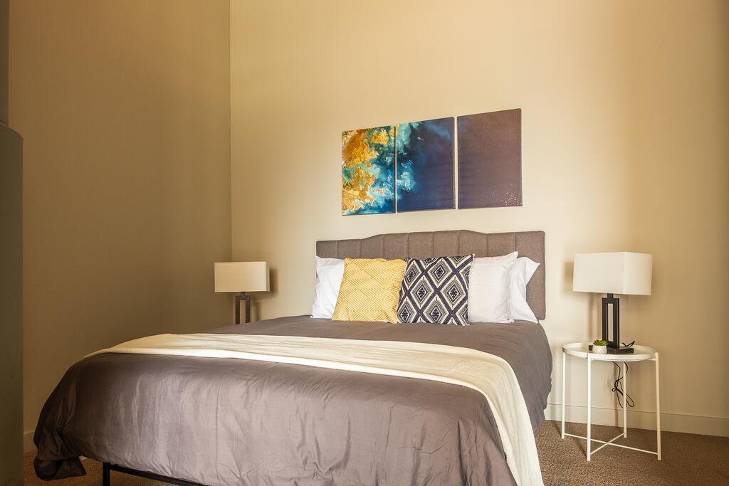 Trendy 1BR Apt In Historic Garment District - thumb 2