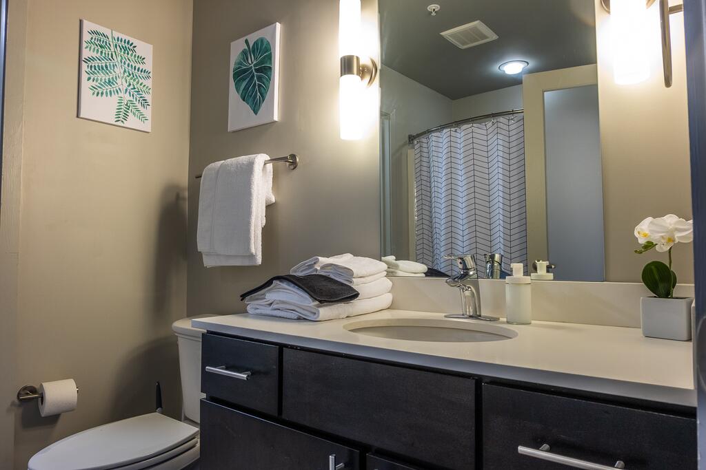 Trendy 1BR Apt In Historic Garment District - thumb 1