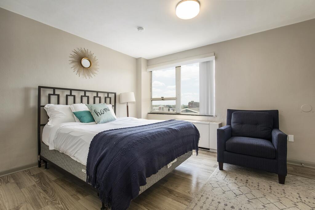 TWO Bold 1 BR CozySuites For Your Louisville Getaway - thumb 1