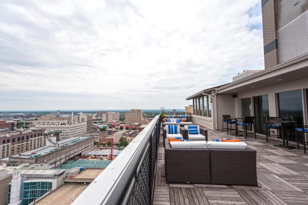 TWO Bold 1 BR CozySuites For Your Louisville Getaway - thumb 0