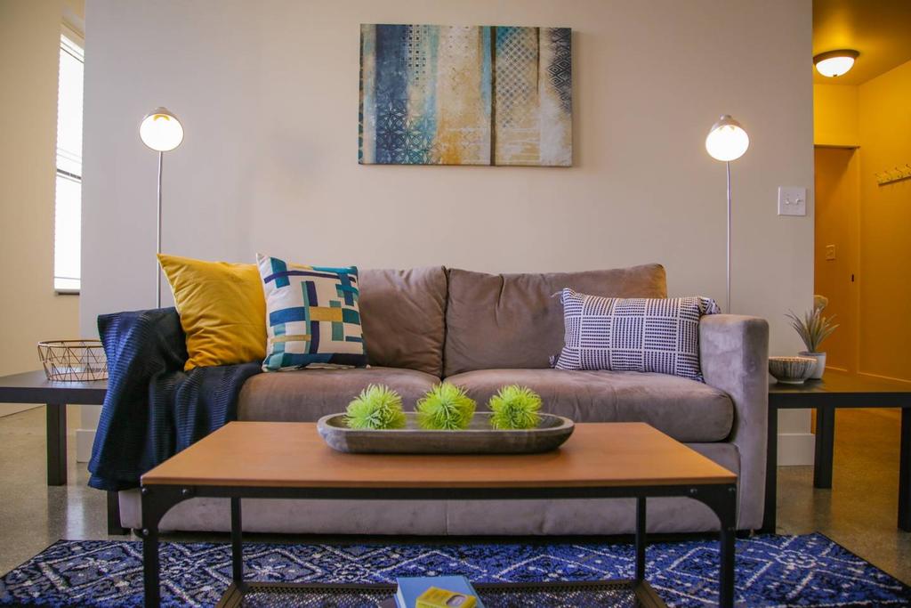 UNIQUE STUDIO IN HISTORIC BLDG W/ MONUMENT VIEWS - thumb 0