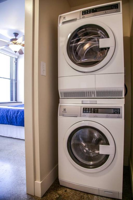 UNIQUE STUDIO IN HISTORIC BLDG W/ MONUMENT VIEWS - thumb 3