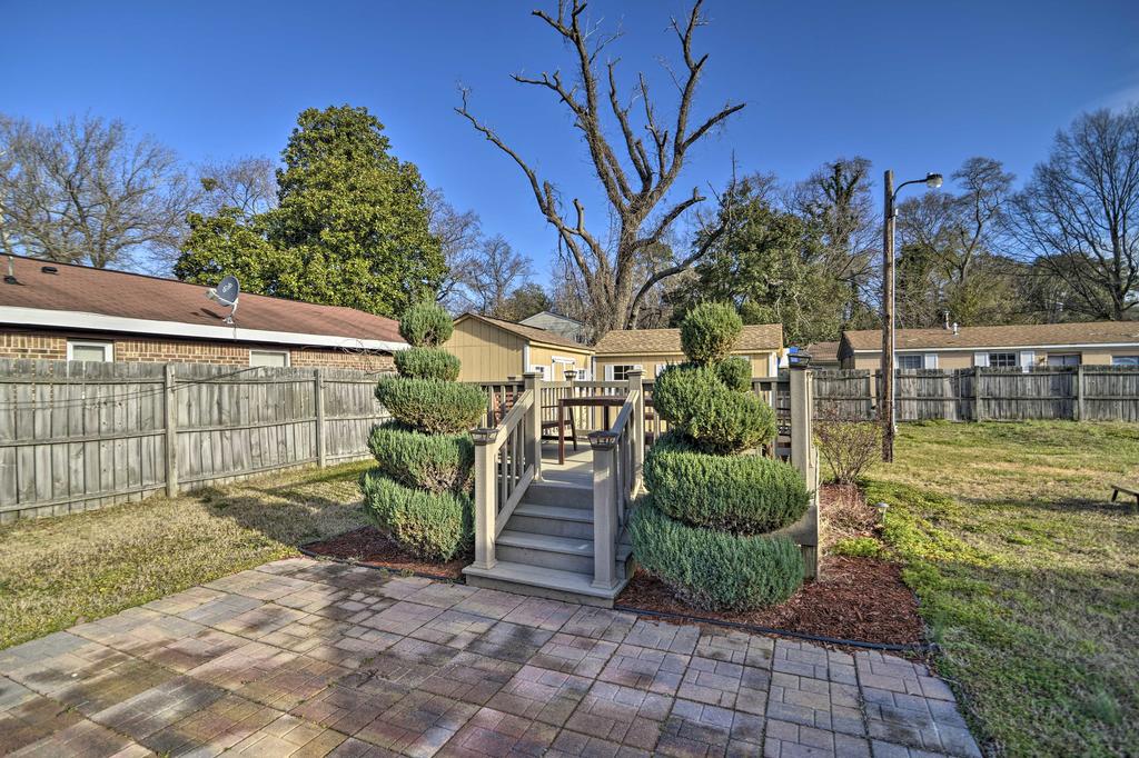 Updated Coastal Home With Grill, Blocks To Beach - thumb 3