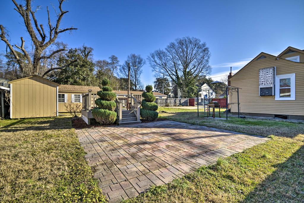 Updated Coastal Home With Grill, Blocks To Beach - thumb 0