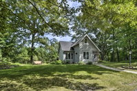 Updated Home with Deck 2 Mi to Sister Bay Beach Tourism Bookings