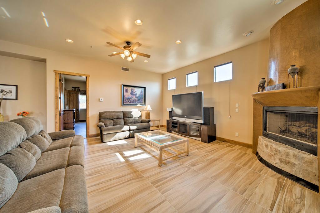 Upscale Adobe Guest Home With Deck Near Golf & Hiking - thumb 2