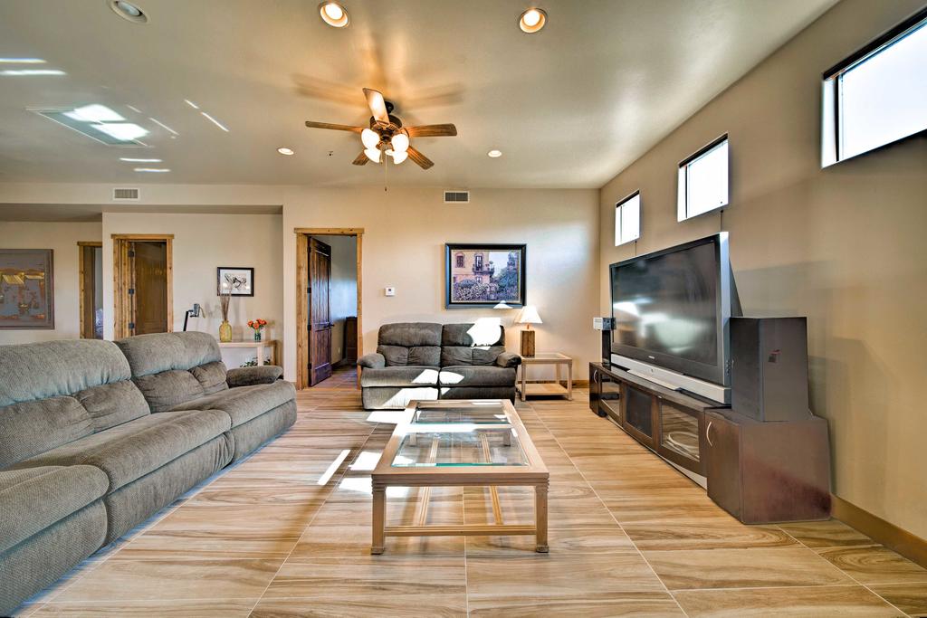 Upscale Adobe Guest Home With Deck Near Golf & Hiking - thumb 3