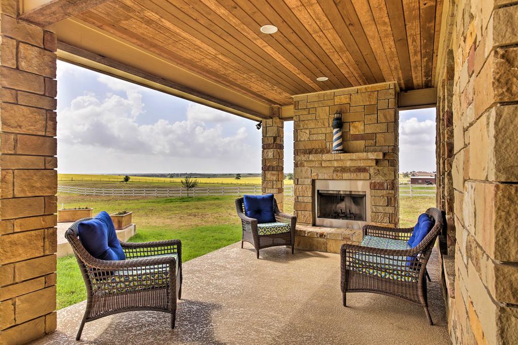 Upscale La Vernia House 30 Mi. To San Antonio - thumb 1