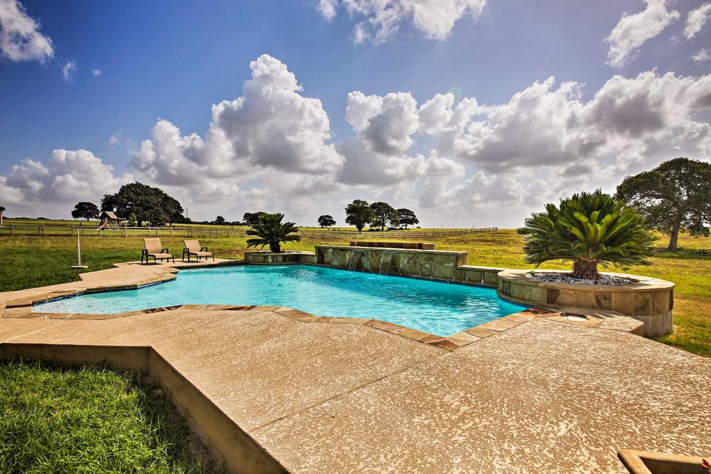 Upscale La Vernia House 30 Mi. To San Antonio - thumb 0