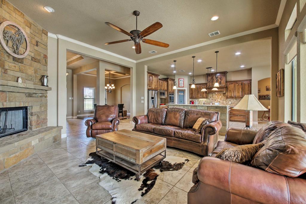 Upscale La Vernia House 30 Mi. To San Antonio - thumb 2