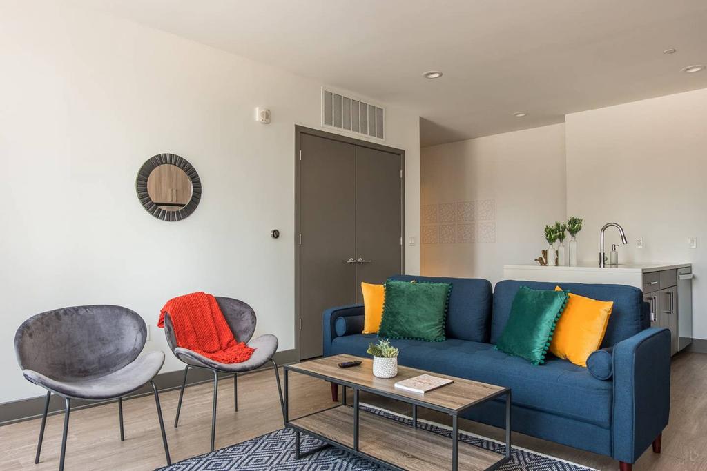 Vivid + Trendy 2BR Apt In Central Downtown - thumb 1
