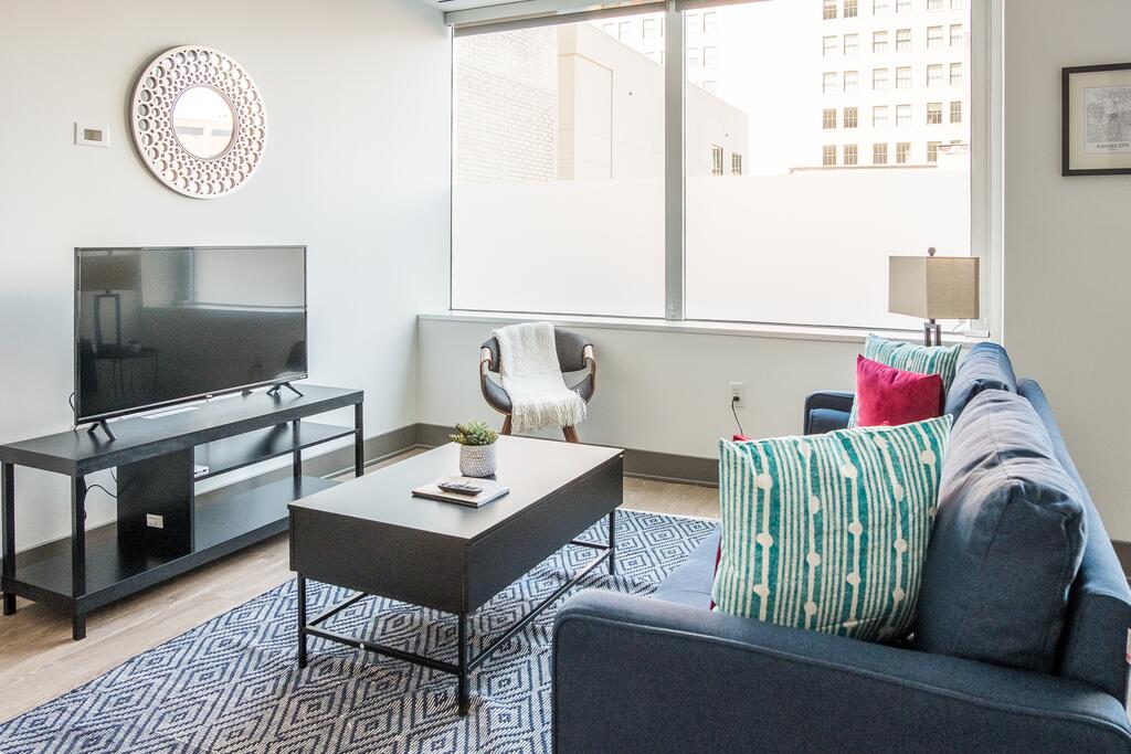 Vivid + Trendy 2BR Apt In Central Downtown - thumb 2