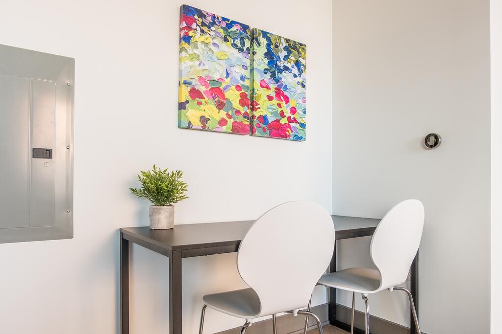 Vivid + Trendy 2BR Apt In Central Downtown - thumb 3