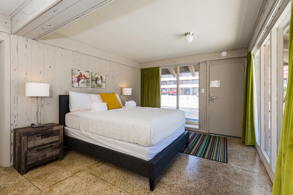 Waikiki Village Retro Hotel - thumb 2