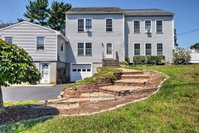 Wakefield House - Steps from Marina and Main Street Tourism Bookings