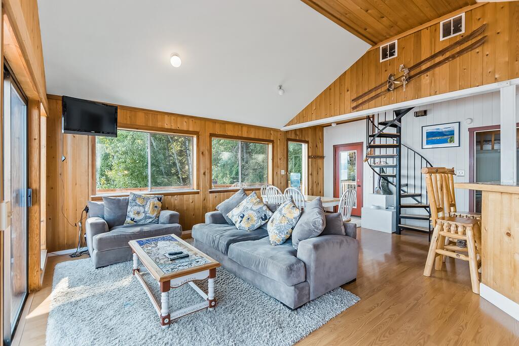 Waterfront Cabin On Bottle Bay Road - thumb 2