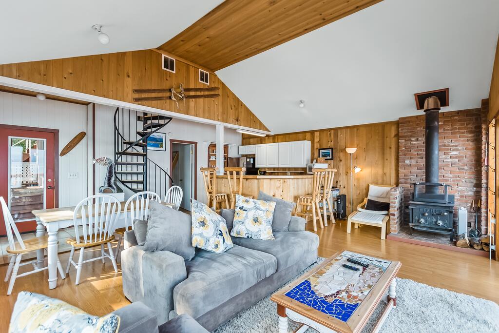 Waterfront Cabin On Bottle Bay Road - thumb 1