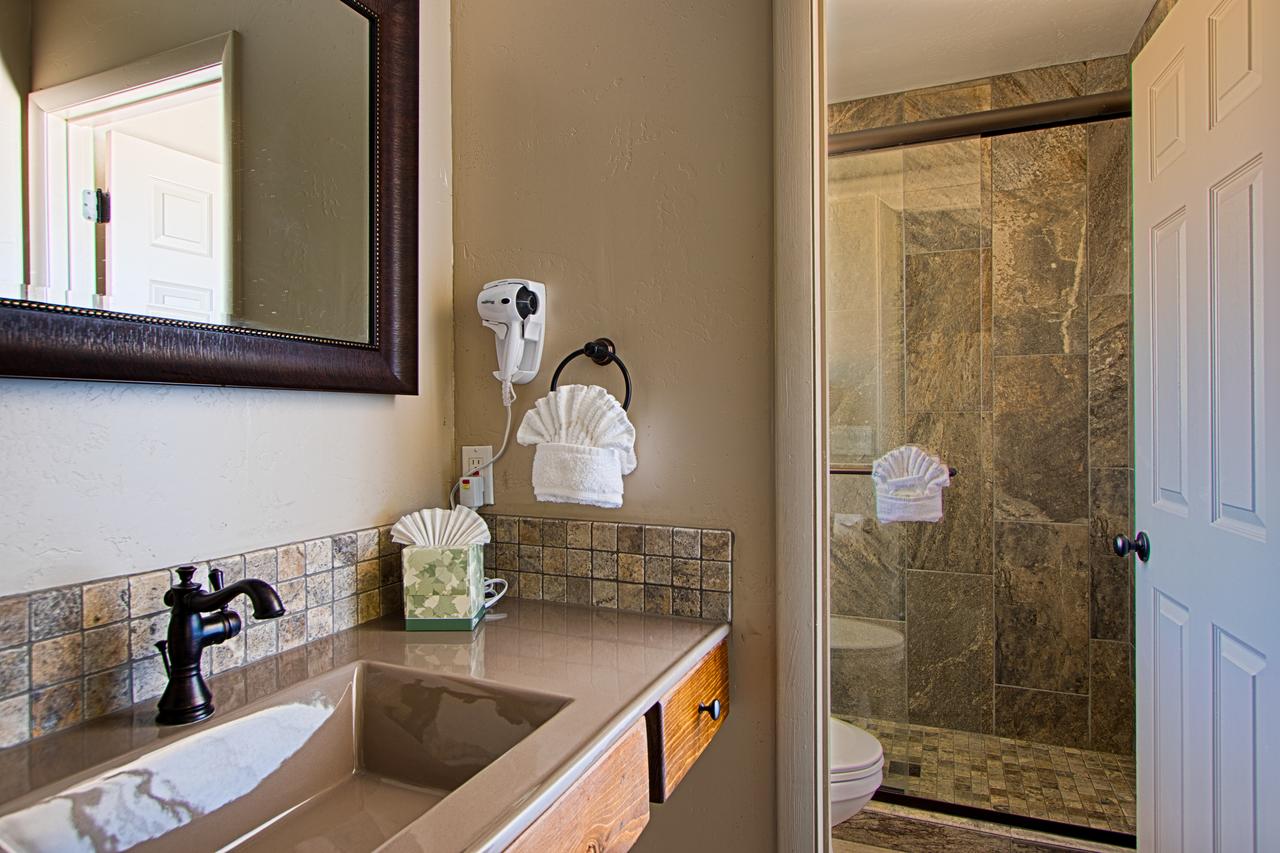 Sky Ranch Lodge - thumb 5