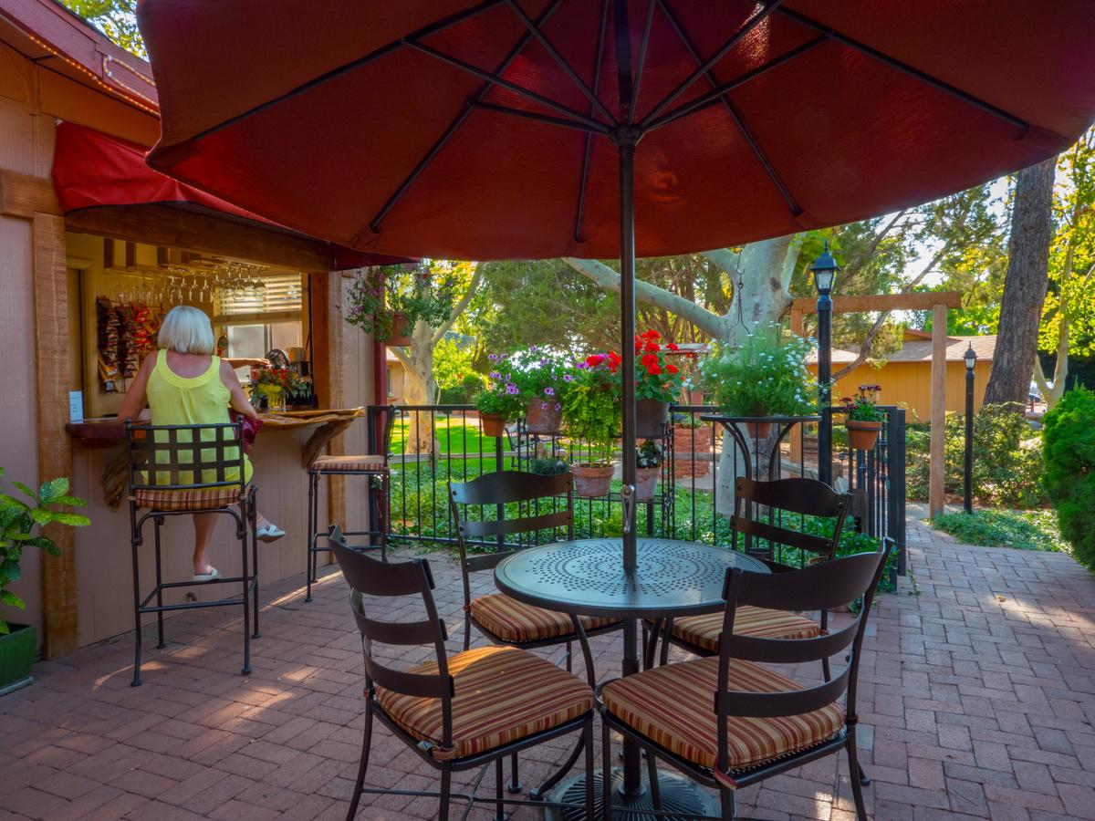 Sky Ranch Lodge - thumb 36