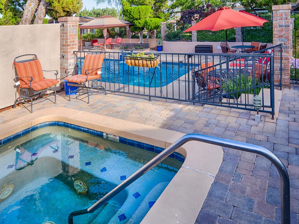 Sky Ranch Lodge - thumb 14