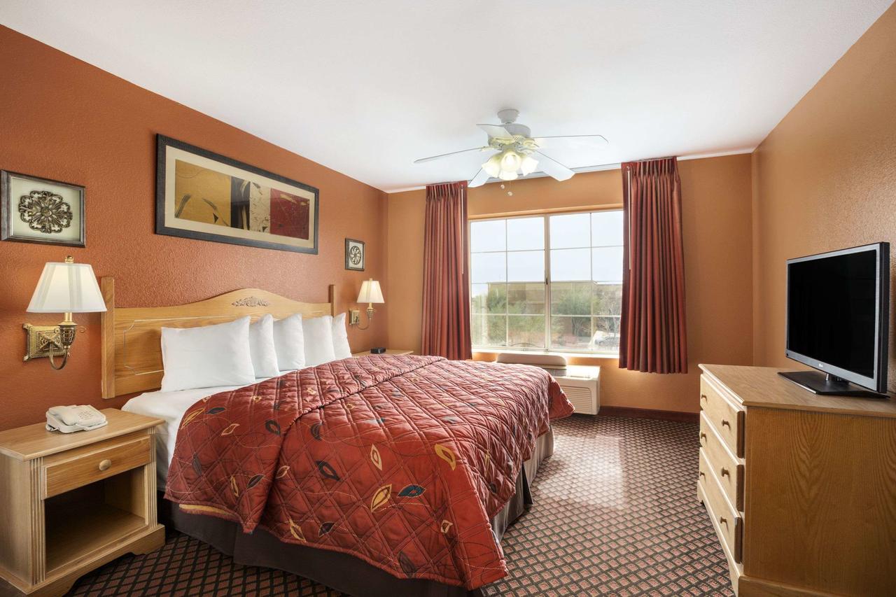 Days Inn & Suites By Wyndham Surprise - thumb 28