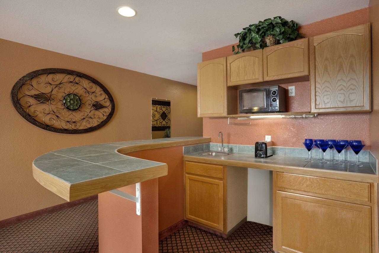 Days Inn & Suites By Wyndham Surprise - thumb 21