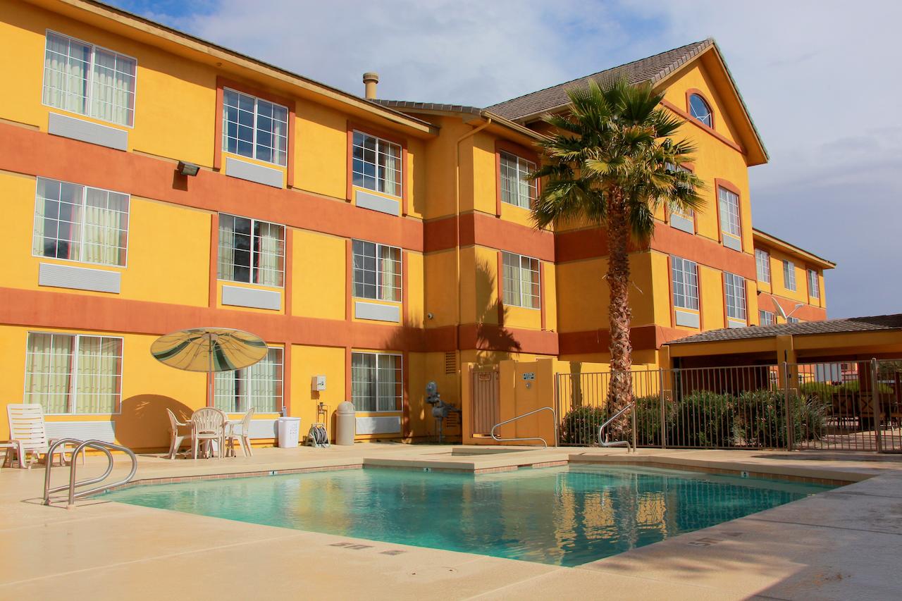 Days Inn & Suites By Wyndham Surprise - thumb 1