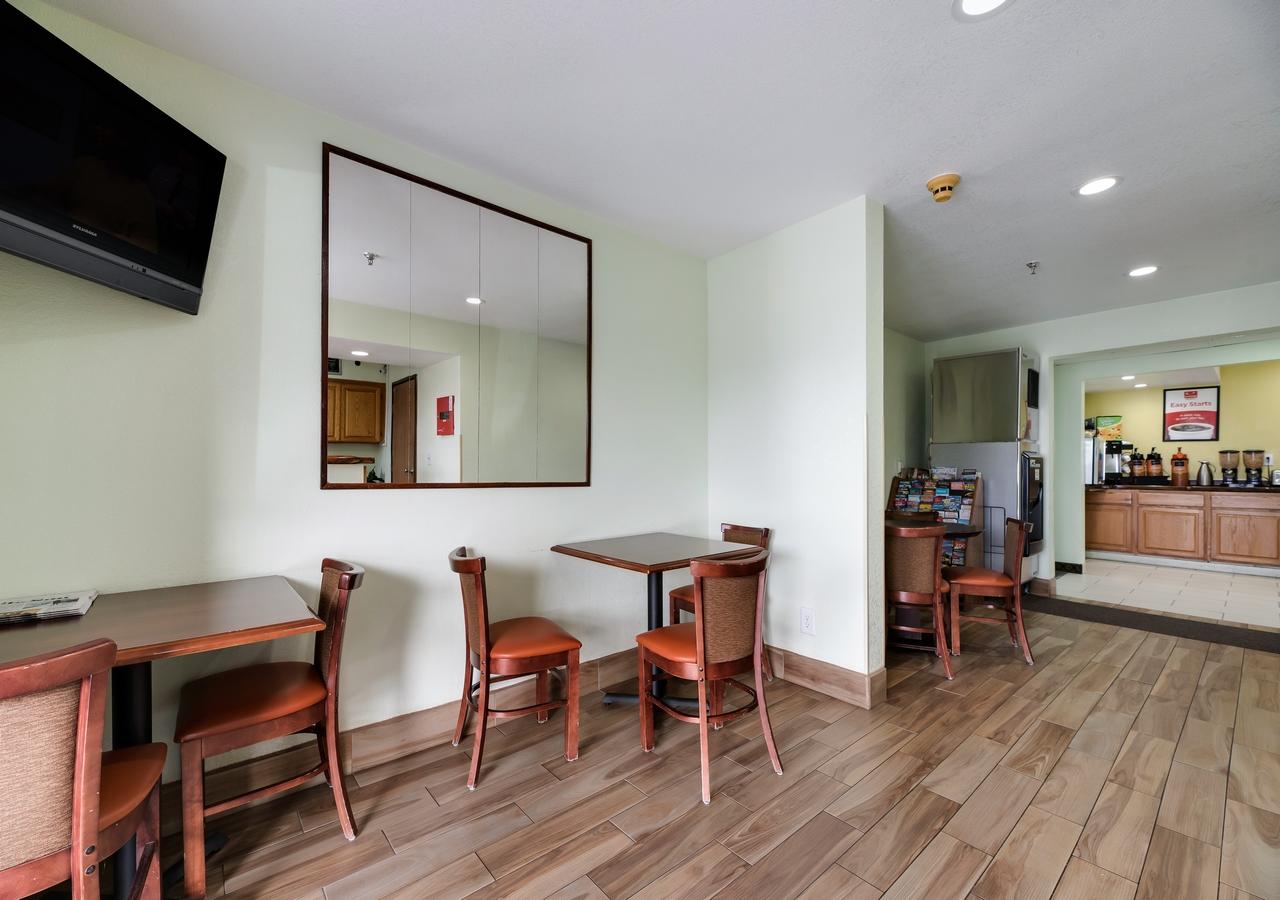 Econo Lodge Inn & Suites - thumb 3