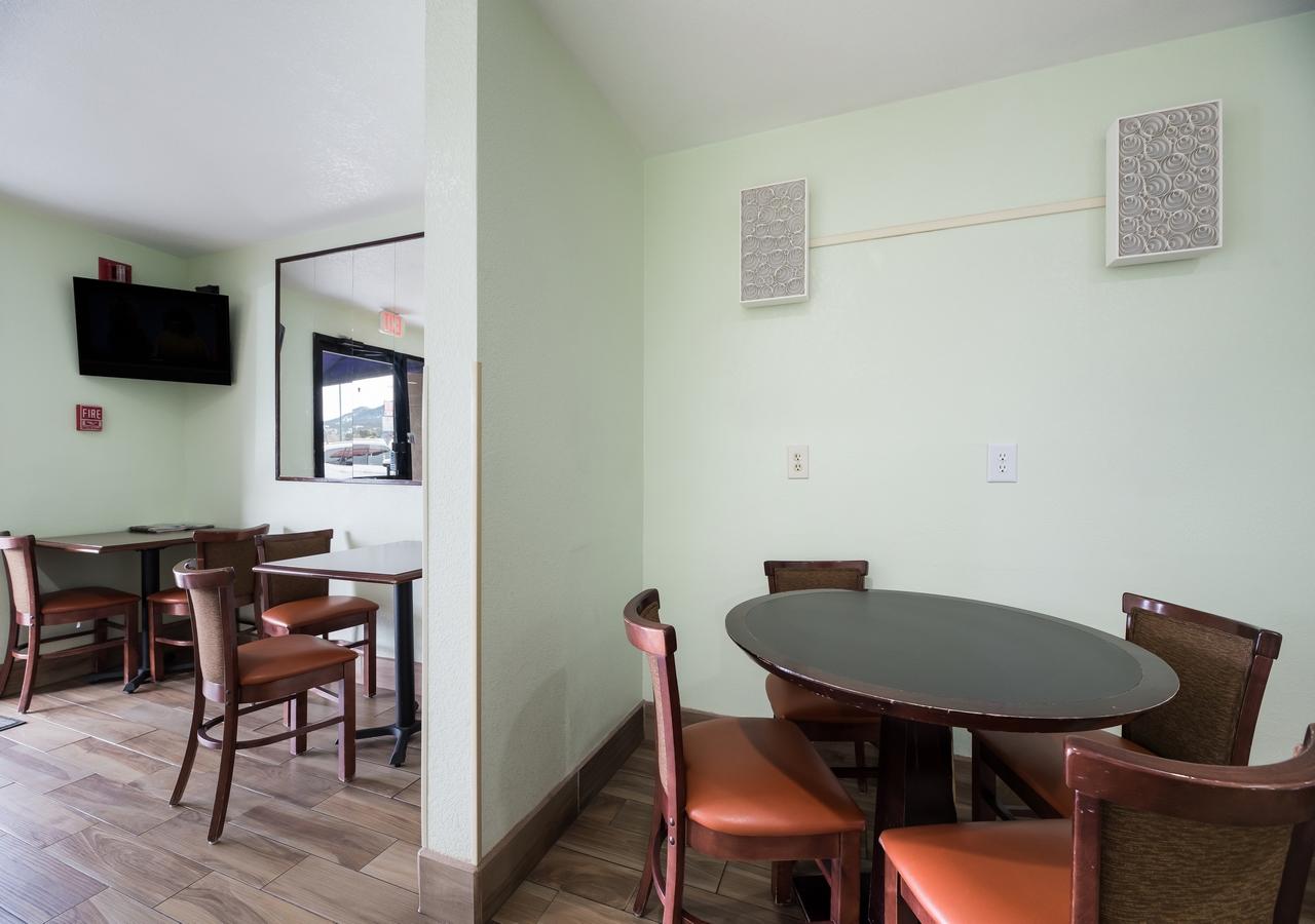 Econo Lodge Inn & Suites - thumb 4