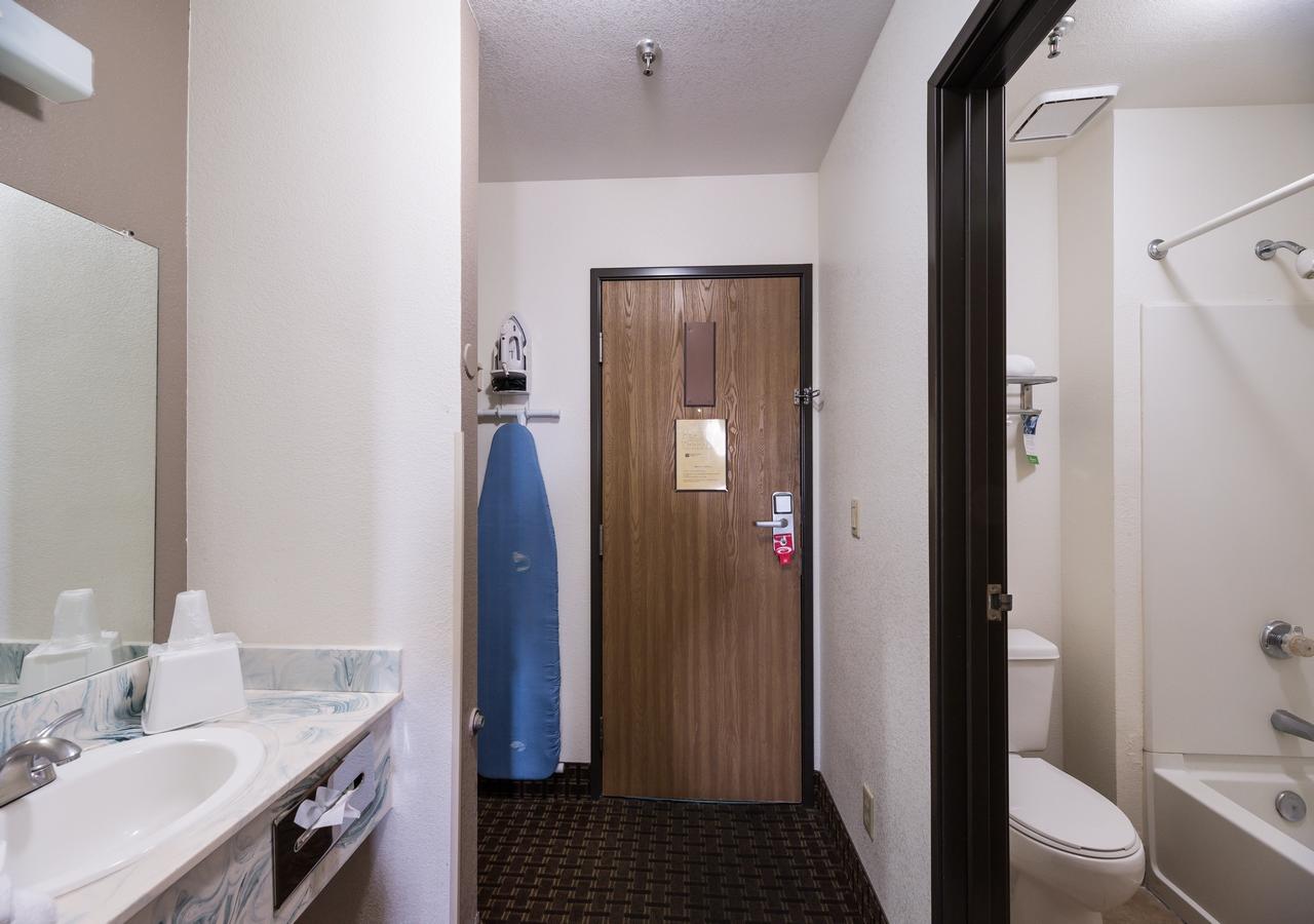 Econo Lodge Inn & Suites - thumb 26