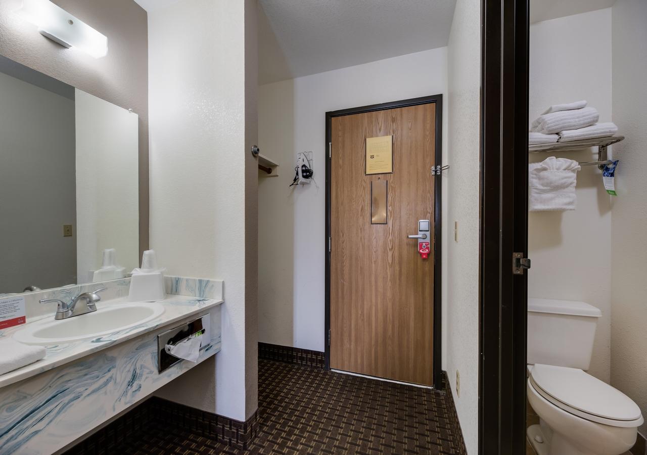 Econo Lodge Inn & Suites - thumb 14