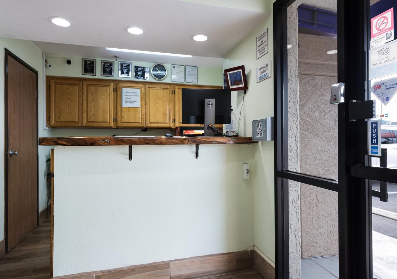 Econo Lodge Inn & Suites - thumb 10