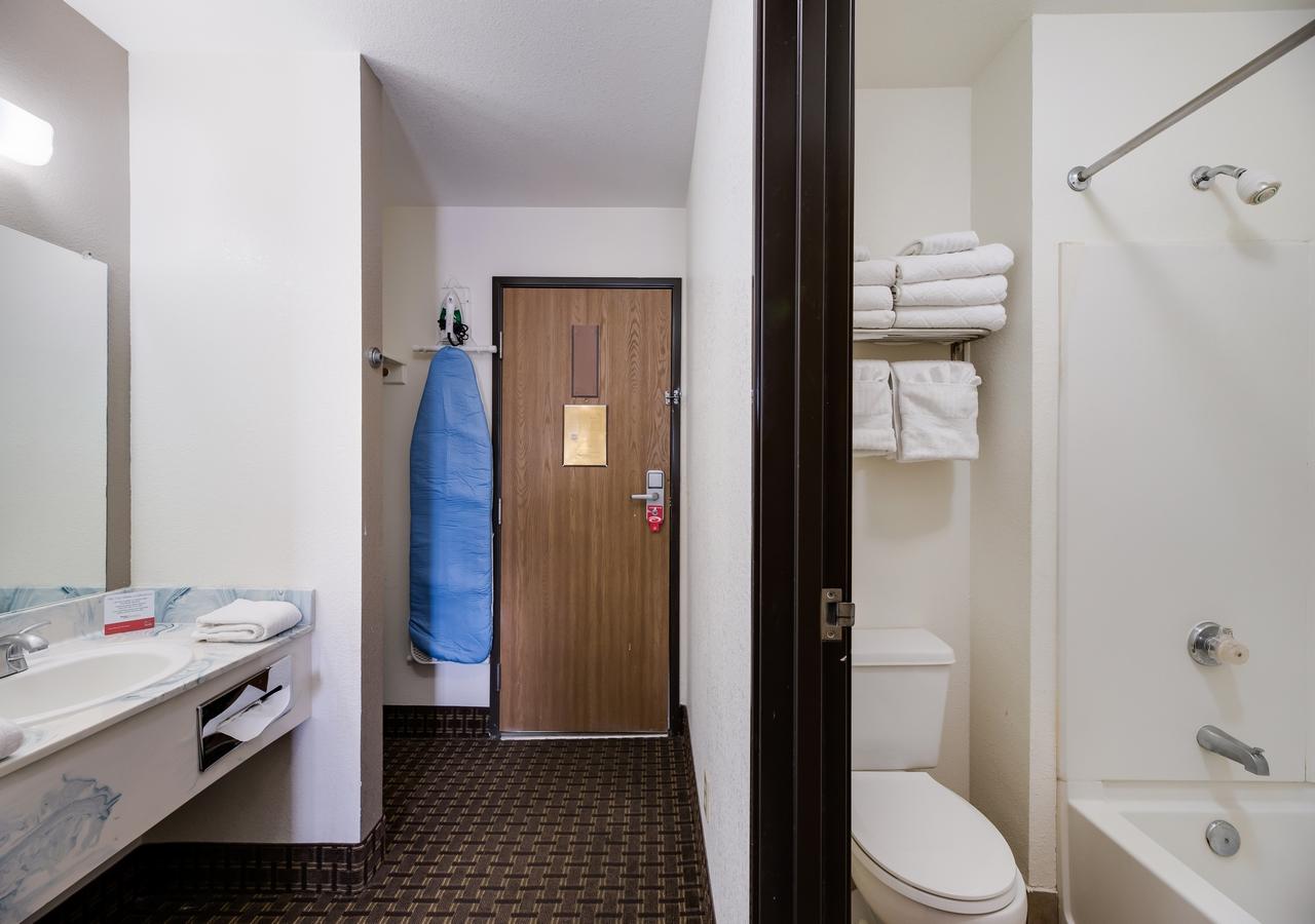 Econo Lodge Inn & Suites - thumb 20
