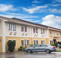 Super 8 by Wyndham Jonesboro - Tourism Bookings