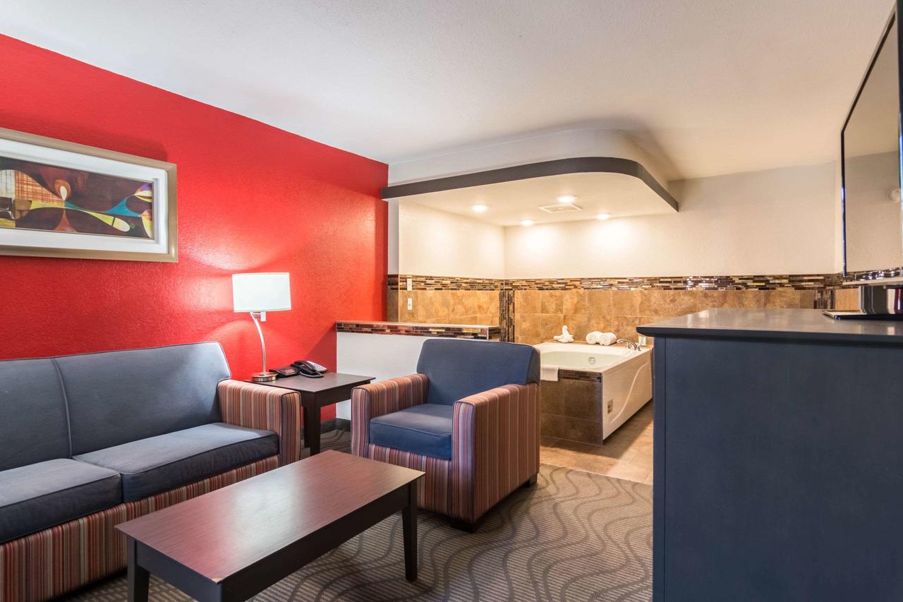 Clarion Inn & Suites Russellville I-40 - thumb 29