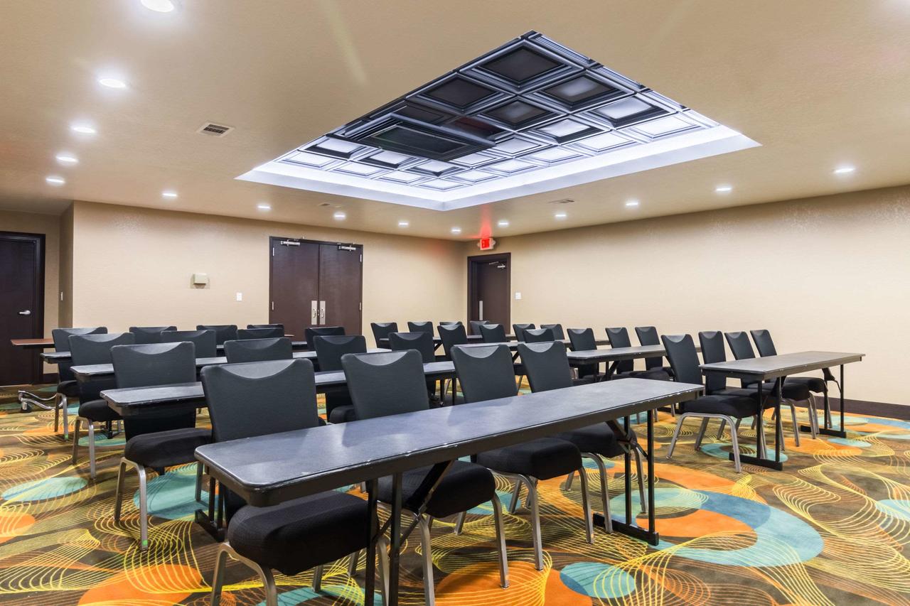 Clarion Inn & Suites Russellville I-40 - thumb 9