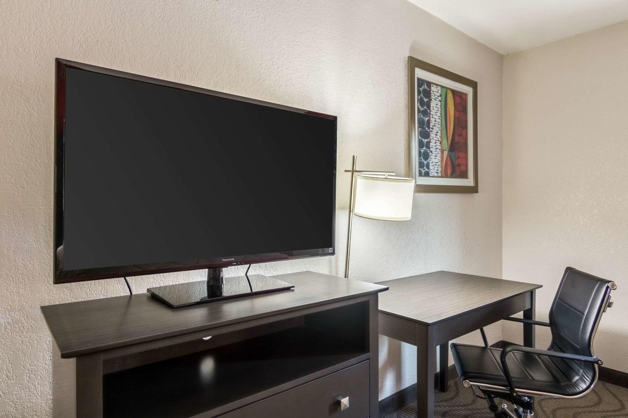 Clarion Inn & Suites Russellville I-40 - thumb 10