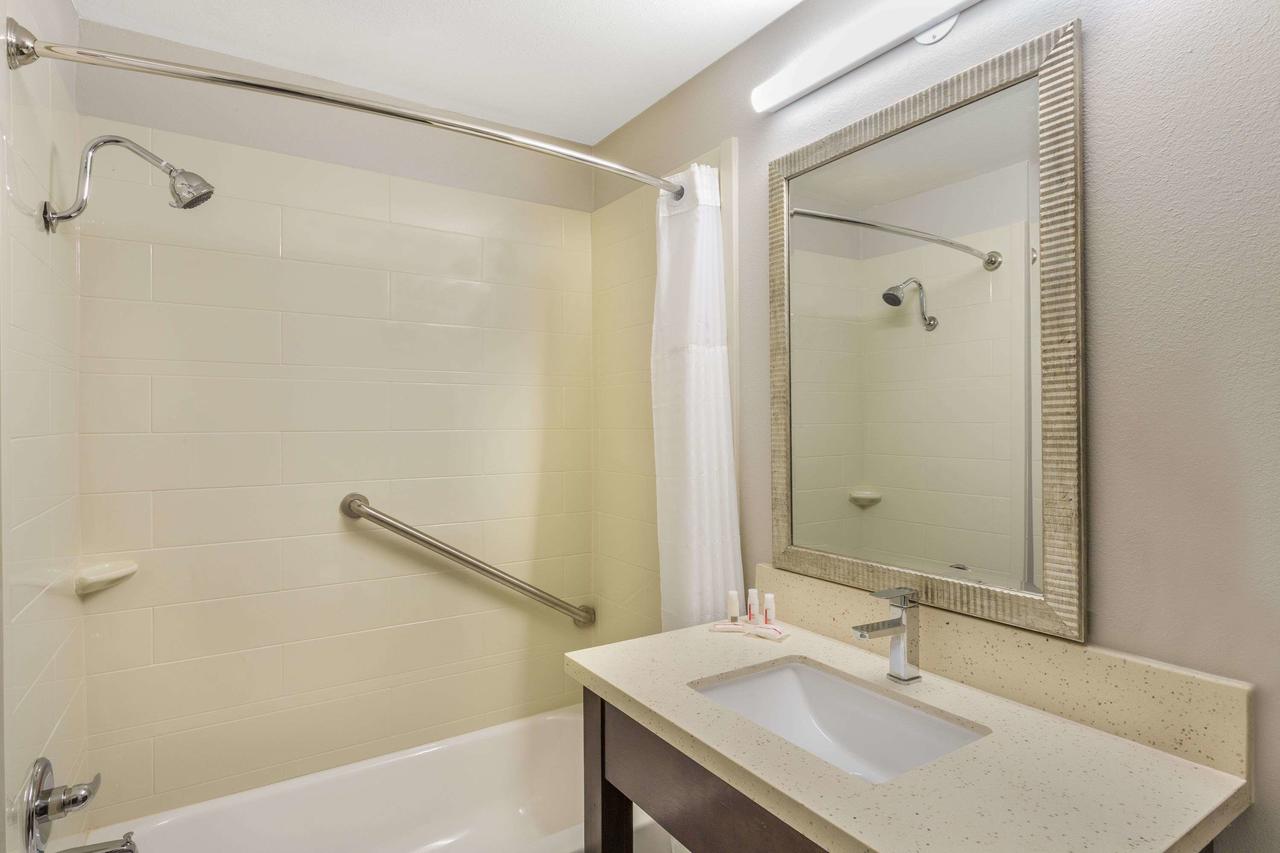 Comfort Inn & Suites - thumb 9