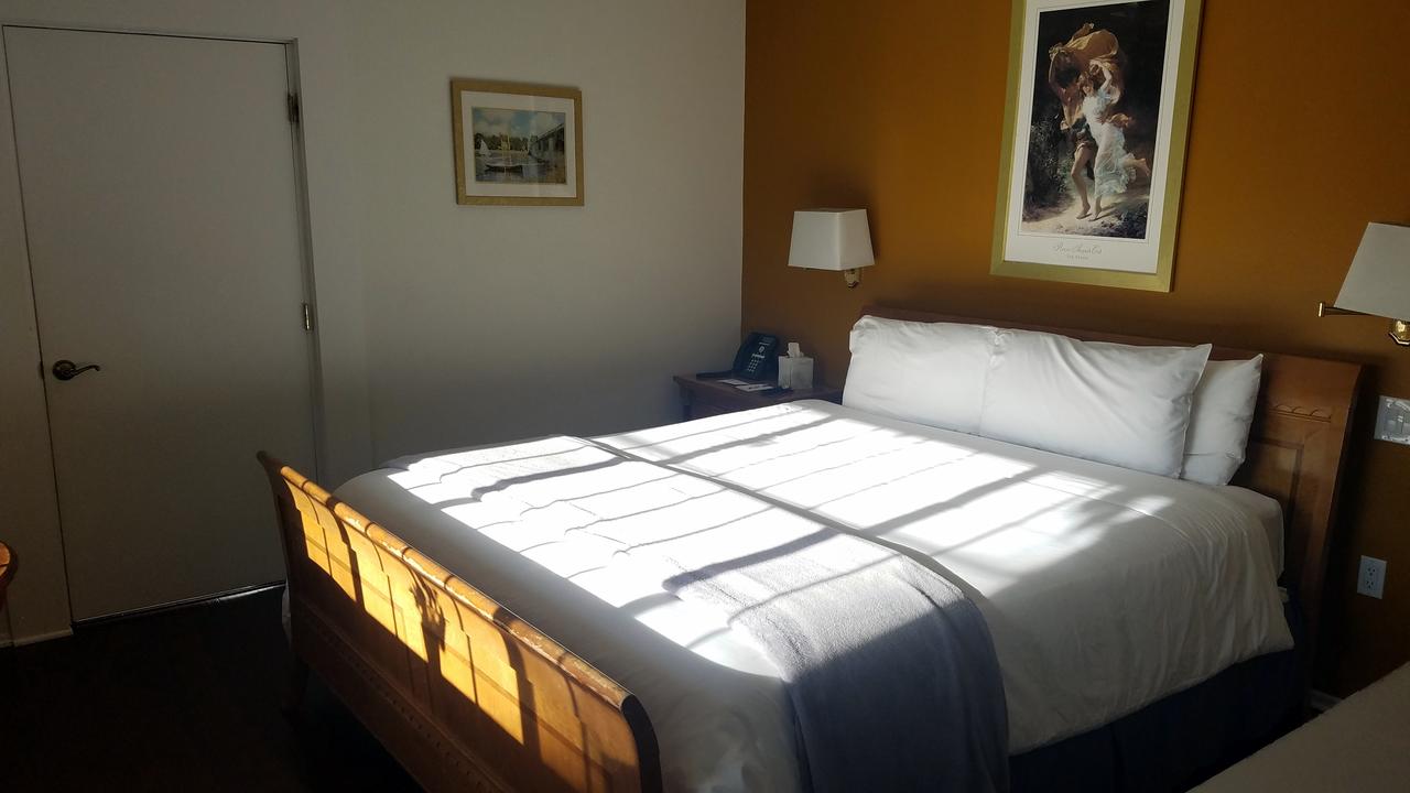 Malibu Country Inn - thumb 9