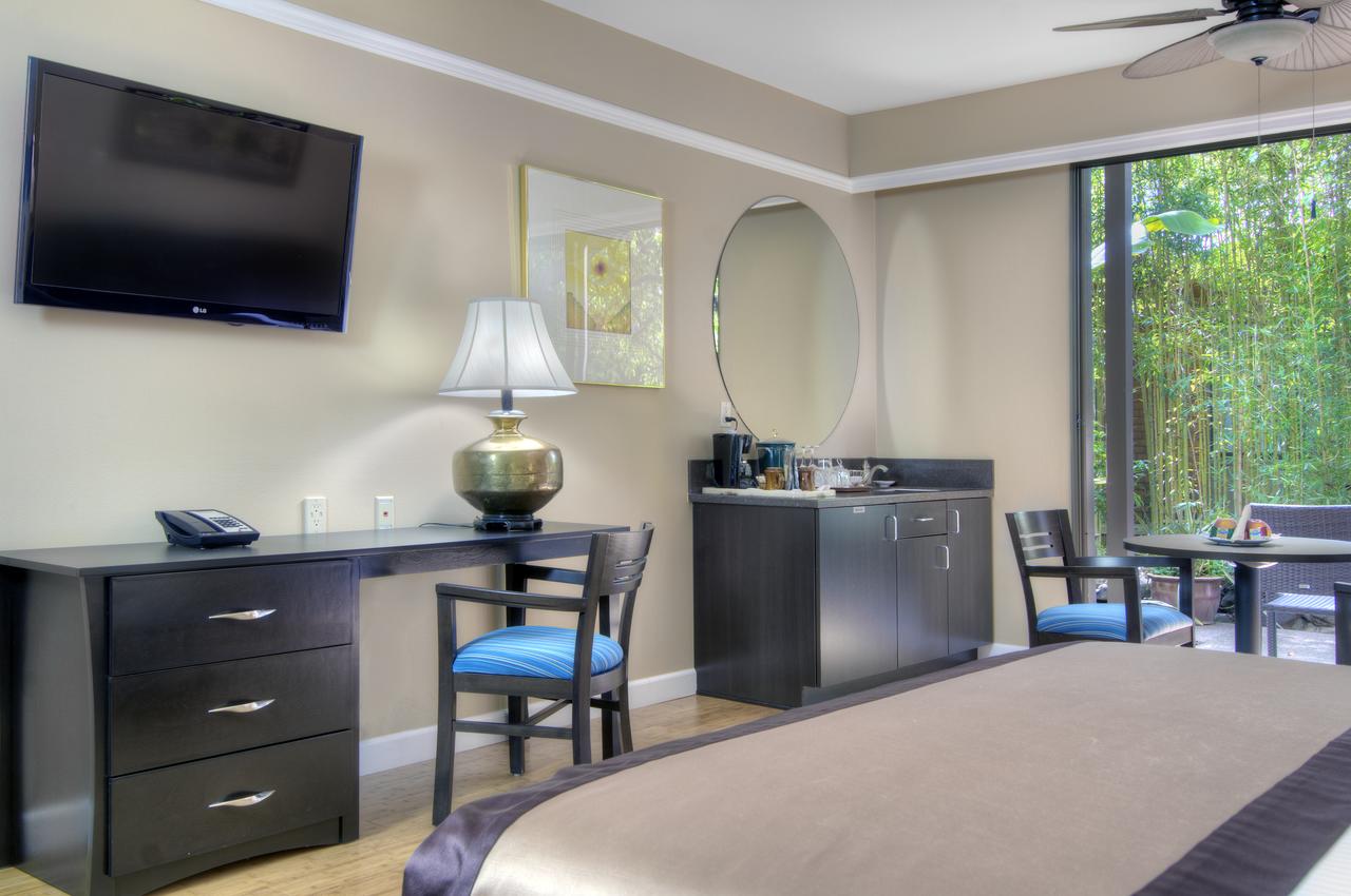 Dinah's Garden Hotel - thumb 38