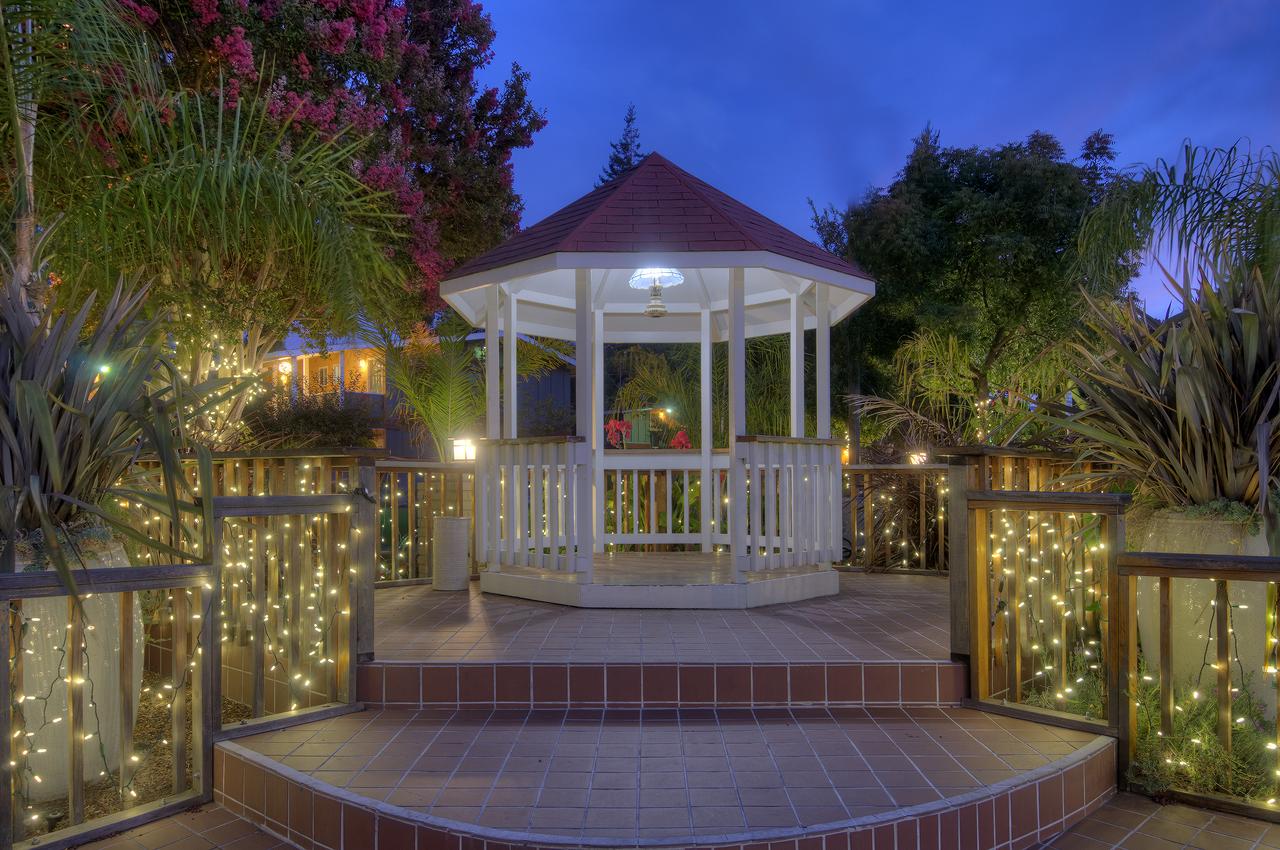 Dinah's Garden Hotel - thumb 16