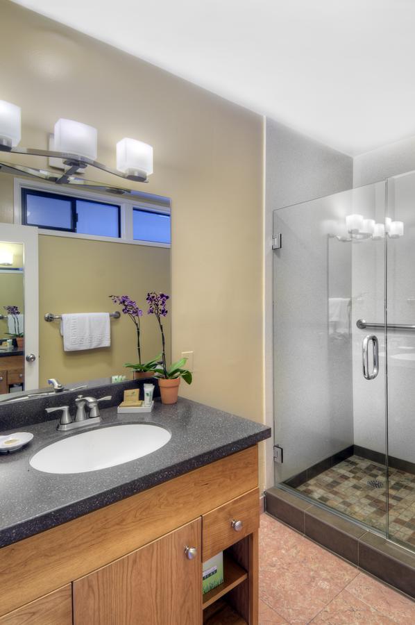 Dinah's Garden Hotel - thumb 1