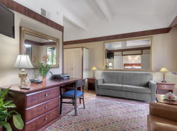 Dinah's Garden Hotel