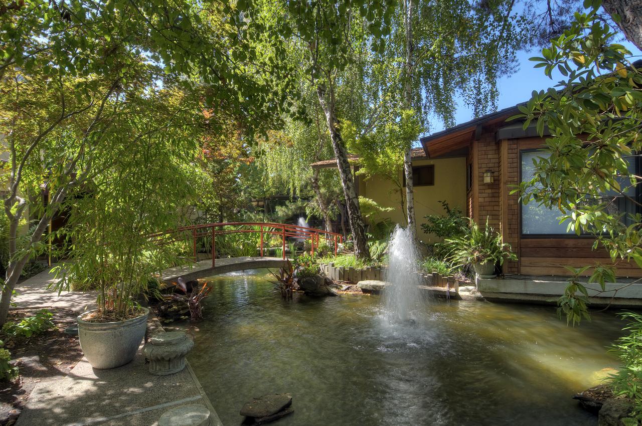 Dinah's Garden Hotel - thumb 14